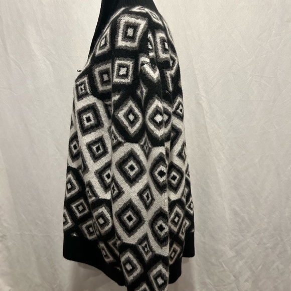 Geometric Black and White Zip-Up Sweater - Picture 2 of 4